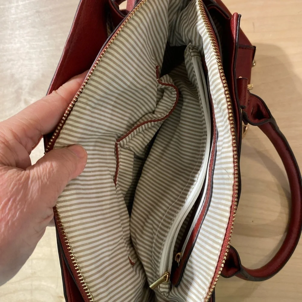 Mia M. Farrow Collection Elegant Red Handbag with Gold Accents (LD)